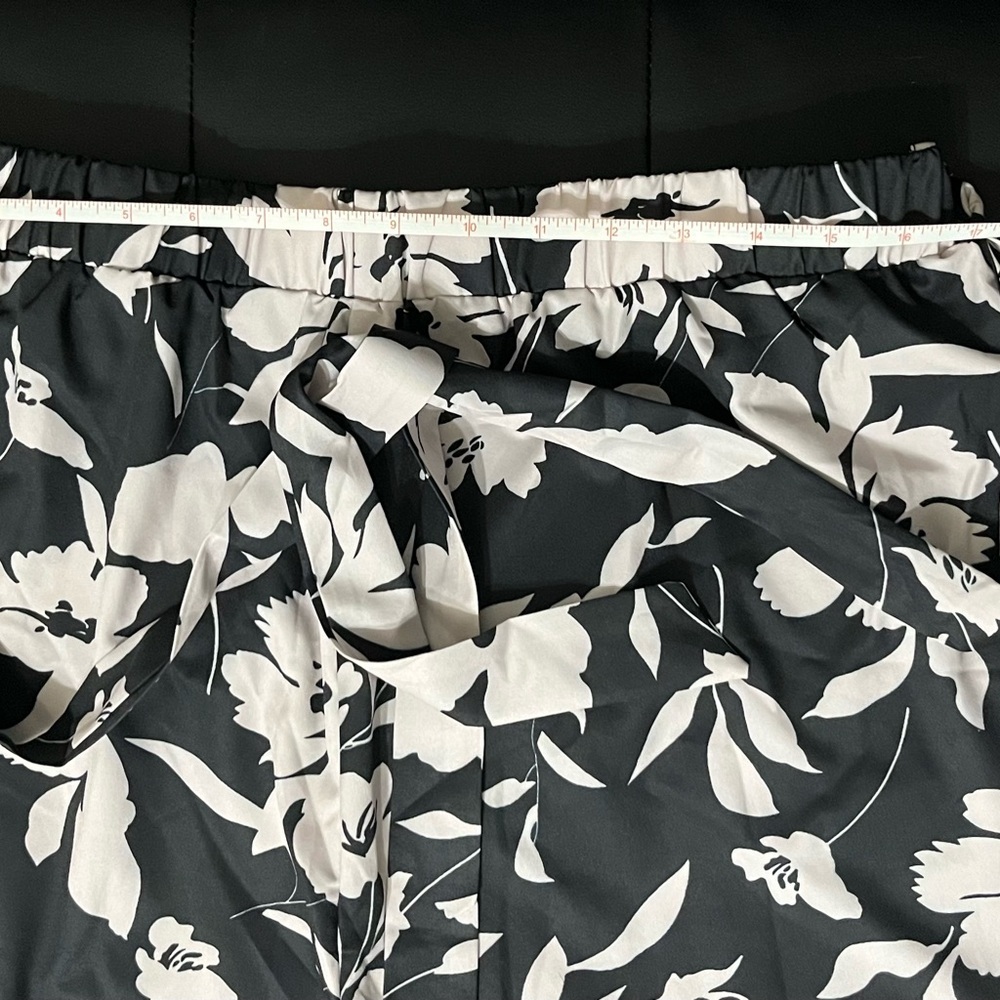 NWT 2 pc pants suit Floral Set Black and White Women's Pants with Black Top - Picture 5 of 7
